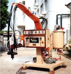 Low pressure foaming machine